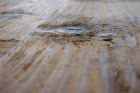 07_Tisch_aus_Altholz_Detail_Oberflaeche.JPG