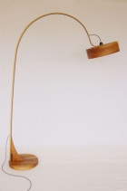 1_Bogenlampe_Holz_Nussbaum.JPG