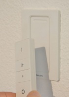20_Fernbedienung_mit_Wandhalterung_Bogenlampe.JPG