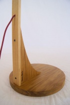 5_Bogenlampe_Detail_Sockel_Eiche.JPG